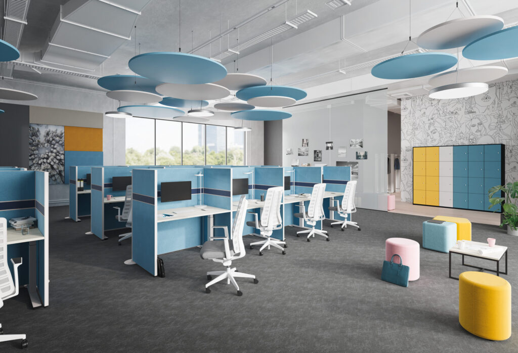Großes, modernes Großraumbüro mit mehreren Arbeitsplatzkabinen, ergonomischen Stühlen und farbigen Sitzhockern im Vordergrund