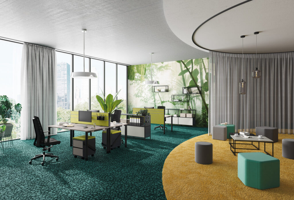 Modernes Büro mit grüner Naturtapete, Pflanzen, offenen Schreibtischen und gemütlicher Sitzecke mit Hockern und Sofatisch.