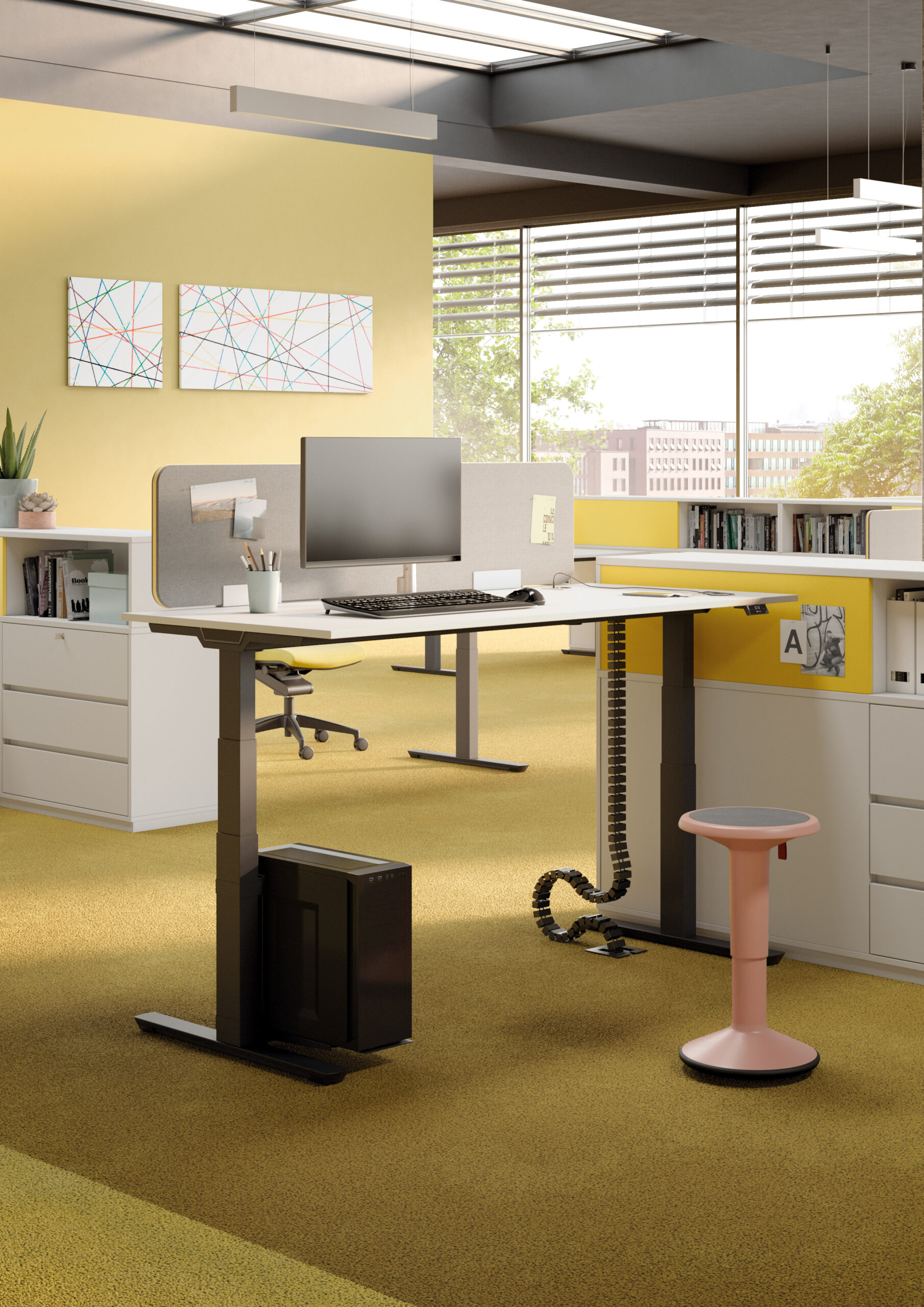 Helles Büro mit ergonomischem Steh-Sitz-Schreibtisch, Computer, rosa Stehhocker und gelber Wandgestaltung.