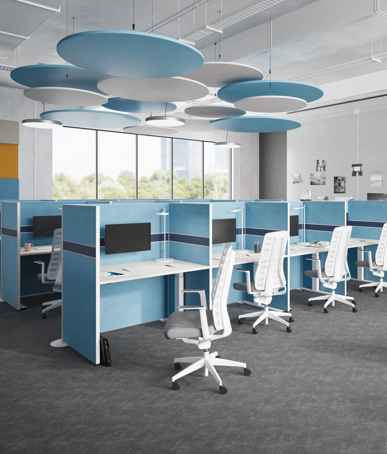 Modernes Großraumbüro mit blauen Arbeitskabinen, ergonomischen weißen Stühlen und runden Akustikelementen an der Decke.