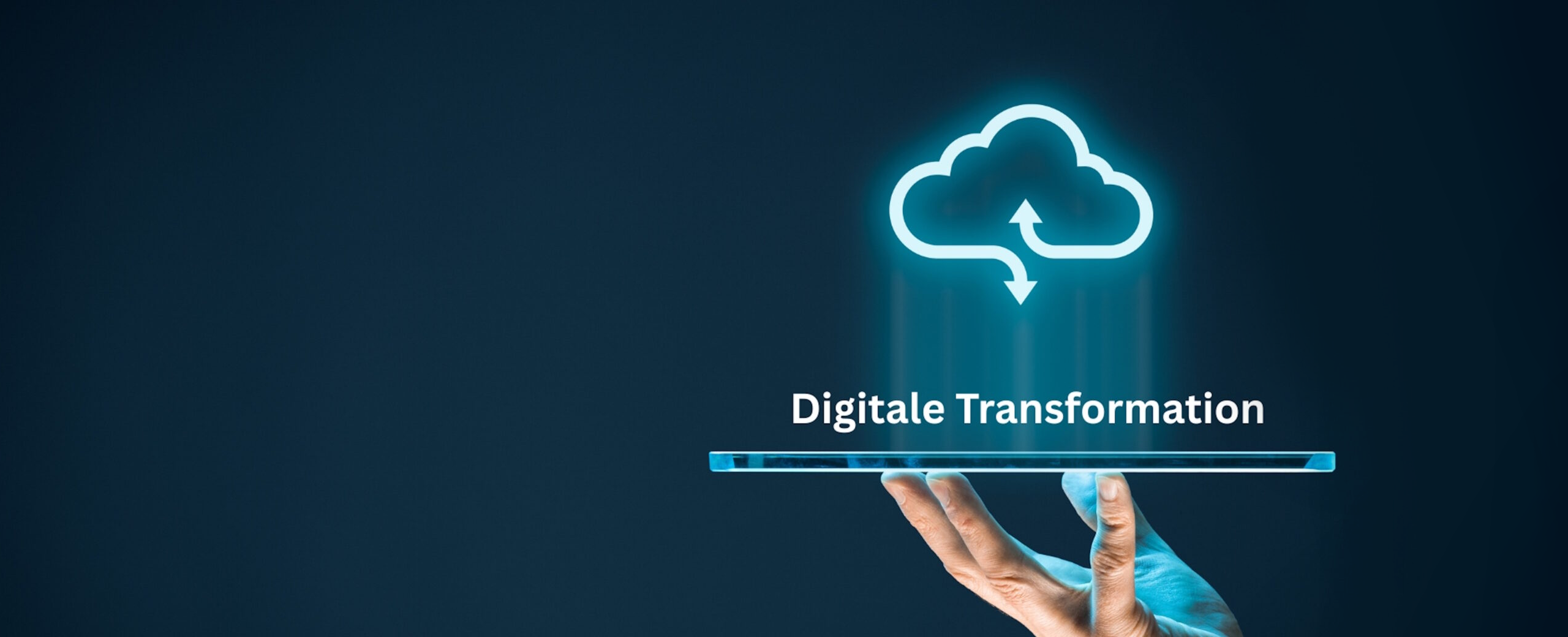 Hand hält ein transparentes Tablet mit leuchtendem Cloud-Symbol und dem Schriftzug „Digitale Transformation“.