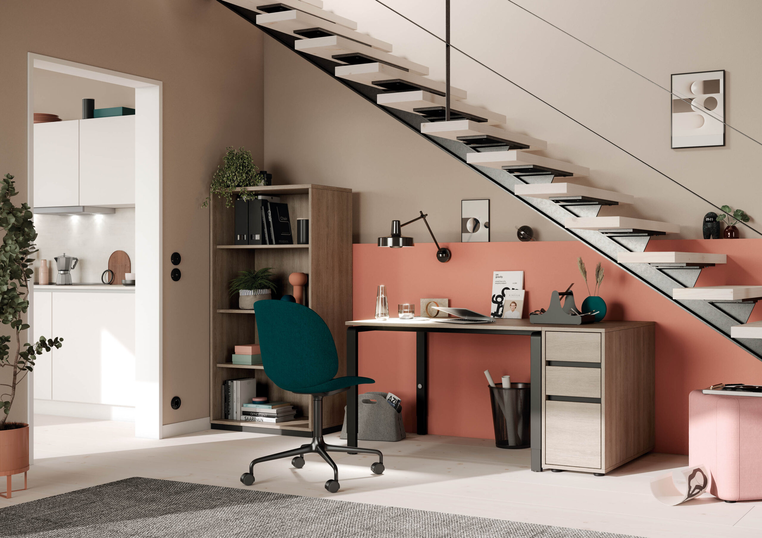 Modern gestaltetes Homeoffice unter einer Treppe mit Holzregal, Schreibtisch und petrolfarbenem Bürostuhl in warmer Farbgebung.