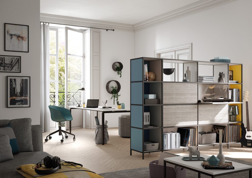 Helles Homeoffice mit modernem Regal, Schreibtisch am Fenster und gemütlicher Sitzecke – stilvolle Kombination aus Arbeiten und Wohnen.