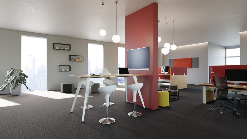 Modernes Großraumbüro mit roten Akzenten, hohen Arbeitstischen, weißen Barhockern und großen Fenstern mit Stadtblick.