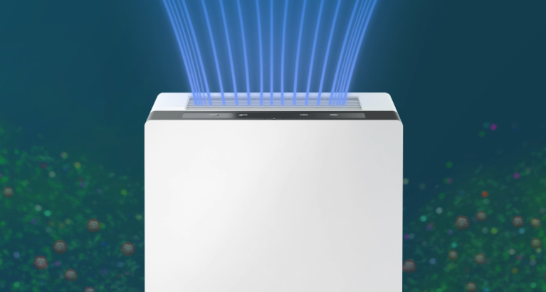 Weißer Luftreiniger mit blauer Luftstromdarstellung auf dunkelblauem Hintergrund.